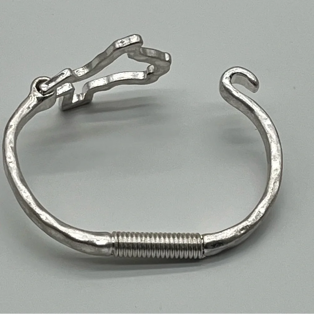 Silver Tone Texas Shape Easy Clasp Bracelet Large Design Spring Flexible